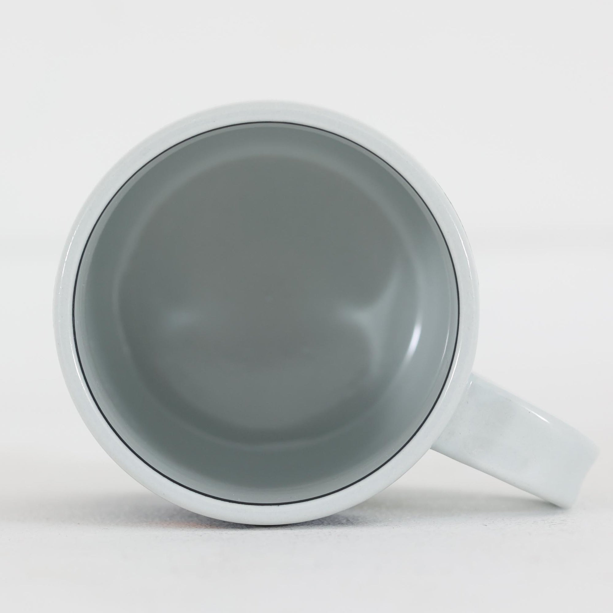 ロイヤルコペンハーゲンが誇る特別なコレクションであるイヤーマグ。1967年から2014年まで毎年制作され、その年のために選ばれたアーティストによってデザインされました。1986年までは熟練した職人によるハンドペイントで絵付けされており、手作業ならではの温かみと、一つひとつ異なる表情が魅力です。1987年以降はプリントで描かれるようになり、より洗練されたモダンなデザインが楽しめます。時代を超えて愛されるイヤーマグは、その年を彩ったアーティストの感性や、当時の時代背景を映し出す貴重なコレクションです。ご自身や大切な人の生まれた年のマグを探したり、記念の年を祝う特別なギフトとして選んだりするのも素敵です。