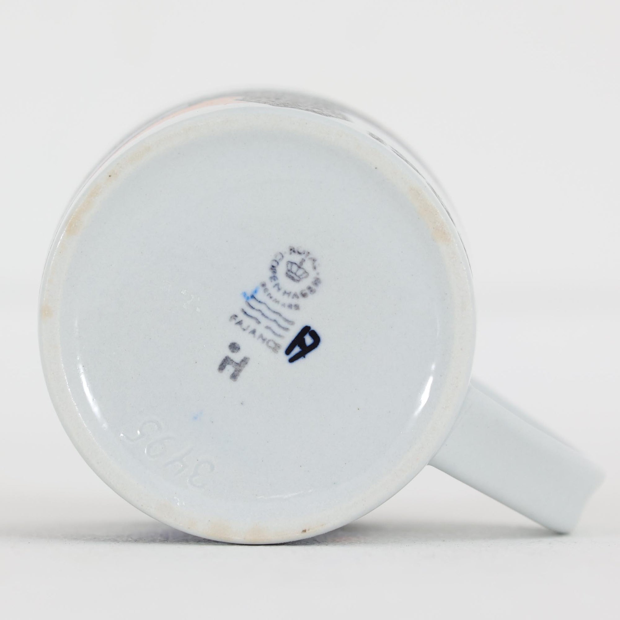 ロイヤルコペンハーゲンが誇る特別なコレクションであるイヤーマグ。1967年から2014年まで毎年制作され、その年のために選ばれたアーティストによってデザインされました。1986年までは熟練した職人によるハンドペイントで絵付けされており、手作業ならではの温かみと、一つひとつ異なる表情が魅力です。1987年以降はプリントで描かれるようになり、より洗練されたモダンなデザインが楽しめます。時代を超えて愛されるイヤーマグは、その年を彩ったアーティストの感性や、当時の時代背景を映し出す貴重なコレクションです。ご自身や大切な人の生まれた年のマグを探したり、記念の年を祝う特別なギフトとして選んだりするのも素敵です。