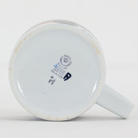 ロイヤルコペンハーゲンが誇る特別なコレクションであるイヤーマグ。1967年から2014年まで毎年制作され、その年のために選ばれたアーティストによってデザインされました。1986年までは熟練した職人によるハンドペイントで絵付けされており、手作業ならではの温かみと、一つひとつ異なる表情が魅力です。1987年以降はプリントで描かれるようになり、より洗練されたモダンなデザインが楽しめます。時代を超えて愛されるイヤーマグは、その年を彩ったアーティストの感性や、当時の時代背景を映し出す貴重なコレクションです。ご自身や大切な人の生まれた年のマグを探したり、記念の年を祝う特別なギフトとして選んだりするのも素敵です。