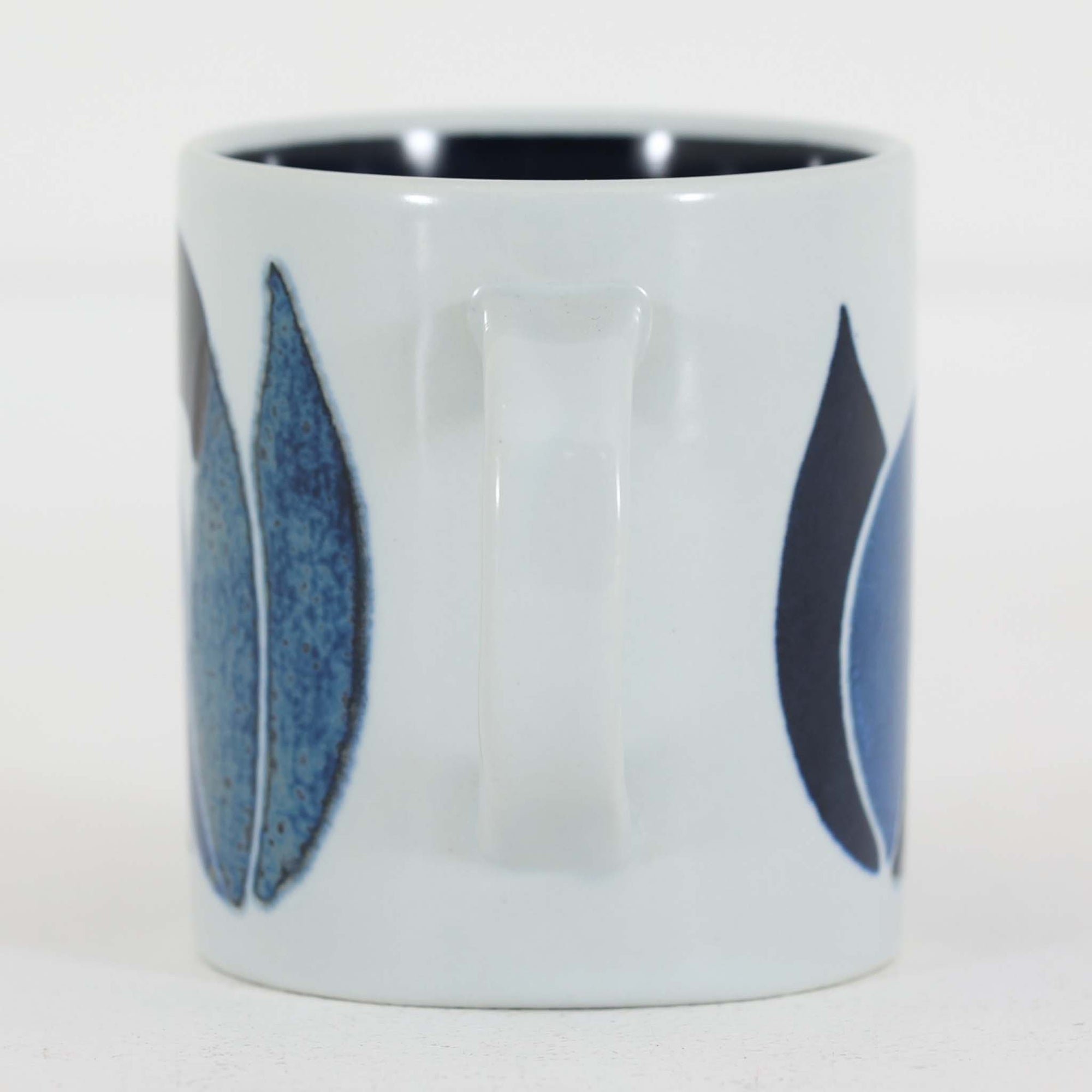 ロイヤルコペンハーゲンが誇る特別なコレクションであるイヤーマグ。1967年から2014年まで毎年制作され、その年のために選ばれたアーティストによってデザインされました。1986年までは熟練した職人によるハンドペイントで絵付けされており、手作業ならではの温かみと、一つひとつ異なる表情が魅力です。1987年以降はプリントで描かれるようになり、より洗練されたモダンなデザインが楽しめます。時代を超えて愛されるイヤーマグは、その年を彩ったアーティストの感性や、当時の時代背景を映し出す貴重なコレクションです。ご自身や大切な人の生まれた年のマグを探したり、記念の年を祝う特別なギフトとして選んだりするのも素敵です。