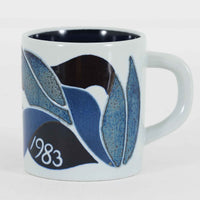 ロイヤルコペンハーゲンが誇る特別なコレクションであるイヤーマグ。1967年から2014年まで毎年制作され、その年のために選ばれたアーティストによってデザインされました。1986年までは熟練した職人によるハンドペイントで絵付けされており、手作業ならではの温かみと、一つひとつ異なる表情が魅力です。1987年以降はプリントで描かれるようになり、より洗練されたモダンなデザインが楽しめます。時代を超えて愛されるイヤーマグは、その年を彩ったアーティストの感性や、当時の時代背景を映し出す貴重なコレクションです。ご自身や大切な人の生まれた年のマグを探したり、記念の年を祝う特別なギフトとして選んだりするのも素敵です。