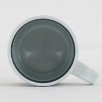 ロイヤルコペンハーゲンが誇る特別なコレクションであるイヤーマグ。1967年から2014年まで毎年制作され、その年のために選ばれたアーティストによってデザインされました。1986年までは熟練した職人によるハンドペイントで絵付けされており、手作業ならではの温かみと、一つひとつ異なる表情が魅力です。1987年以降はプリントで描かれるようになり、より洗練されたモダンなデザインが楽しめます。時代を超えて愛されるイヤーマグは、その年を彩ったアーティストの感性や、当時の時代背景を映し出す貴重なコレクションです。ご自身や大切な人の生まれた年のマグを探したり、記念の年を祝う特別なギフトとして選んだりするのも素敵です。