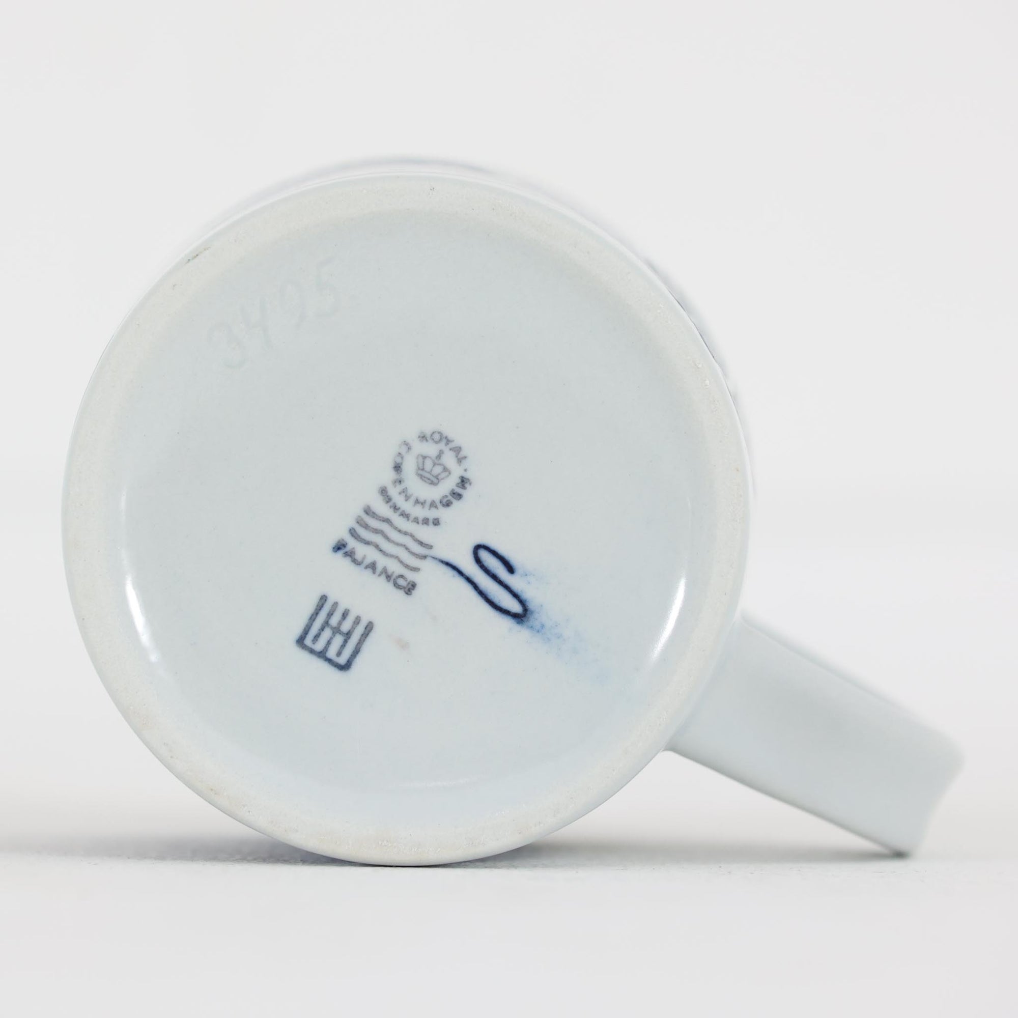 ロイヤルコペンハーゲンが誇る特別なコレクションであるイヤーマグ。1967年から2014年まで毎年制作され、その年のために選ばれたアーティストによってデザインされました。1986年までは熟練した職人によるハンドペイントで絵付けされており、手作業ならではの温かみと、一つひとつ異なる表情が魅力です。1987年以降はプリントで描かれるようになり、より洗練されたモダンなデザインが楽しめます。時代を超えて愛されるイヤーマグは、その年を彩ったアーティストの感性や、当時の時代背景を映し出す貴重なコレクションです。ご自身や大切な人の生まれた年のマグを探したり、記念の年を祝う特別なギフトとして選んだりするのも素敵です。