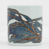 ロイヤルコペンハーゲンが誇る特別なコレクションであるイヤーマグ。1967年から2014年まで毎年制作され、その年のために選ばれたアーティストによってデザインされました。1986年までは熟練した職人によるハンドペイントで絵付けされており、手作業ならではの温かみと、一つひとつ異なる表情が魅力です。1987年以降はプリントで描かれるようになり、より洗練されたモダンなデザインが楽しめます。時代を超えて愛されるイヤーマグは、その年を彩ったアーティストの感性や、当時の時代背景を映し出す貴重なコレクションです。ご自身や大切な人の生まれた年のマグを探したり、記念の年を祝う特別なギフトとして選んだりするのも素敵です。