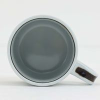 ロイヤルコペンハーゲンが誇る特別なコレクションであるイヤーマグ。1967年から2014年まで毎年制作され、その年のために選ばれたアーティストによってデザインされました。1986年までは熟練した職人によるハンドペイントで絵付けされており、手作業ならではの温かみと、一つひとつ異なる表情が魅力です。1987年以降はプリントで描かれるようになり、より洗練されたモダンなデザインが楽しめます。時代を超えて愛されるイヤーマグは、その年を彩ったアーティストの感性や、当時の時代背景を映し出す貴重なコレクションです。ご自身や大切な人の生まれた年のマグを探したり、記念の年を祝う特別なギフトとして選んだりするのも素敵です。