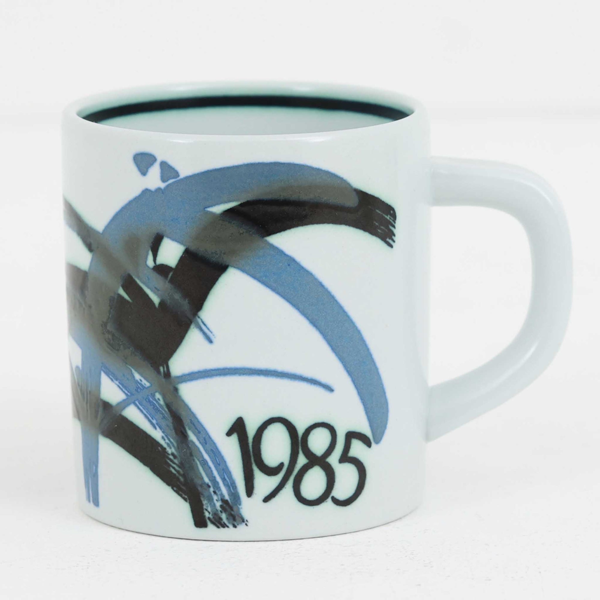 ロイヤルコペンハーゲンが誇る特別なコレクションであるイヤーマグ。1967年から2014年まで毎年制作され、その年のために選ばれたアーティストによってデザインされました。1986年までは熟練した職人によるハンドペイントで絵付けされており、手作業ならではの温かみと、一つひとつ異なる表情が魅力です。1987年以降はプリントで描かれるようになり、より洗練されたモダンなデザインが楽しめます。時代を超えて愛されるイヤーマグは、その年を彩ったアーティストの感性や、当時の時代背景を映し出す貴重なコレクションです。ご自身や大切な人の生まれた年のマグを探したり、記念の年を祝う特別なギフトとして選んだりするのも素敵です。