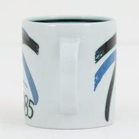 ロイヤルコペンハーゲンが誇る特別なコレクションであるイヤーマグ。1967年から2014年まで毎年制作され、その年のために選ばれたアーティストによってデザインされました。1986年までは熟練した職人によるハンドペイントで絵付けされており、手作業ならではの温かみと、一つひとつ異なる表情が魅力です。1987年以降はプリントで描かれるようになり、より洗練されたモダンなデザインが楽しめます。時代を超えて愛されるイヤーマグは、その年を彩ったアーティストの感性や、当時の時代背景を映し出す貴重なコレクションです。ご自身や大切な人の生まれた年のマグを探したり、記念の年を祝う特別なギフトとして選んだりするのも素敵です。