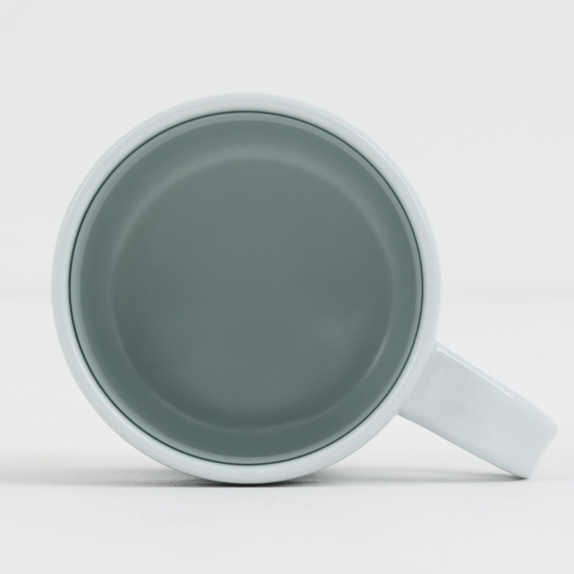 ロイヤルコペンハーゲンが誇る特別なコレクションであるイヤーマグ。1967年から2014年まで毎年制作され、その年のために選ばれたアーティストによってデザインされました。1986年までは熟練した職人によるハンドペイントで絵付けされており、手作業ならではの温かみと、一つひとつ異なる表情が魅力です。1987年以降はプリントで描かれるようになり、より洗練されたモダンなデザインが楽しめます。時代を超えて愛されるイヤーマグは、その年を彩ったアーティストの感性や、当時の時代背景を映し出す貴重なコレクションです。ご自身や大切な人の生まれた年のマグを探したり、記念の年を祝う特別なギフトとして選んだりするのも素敵です。