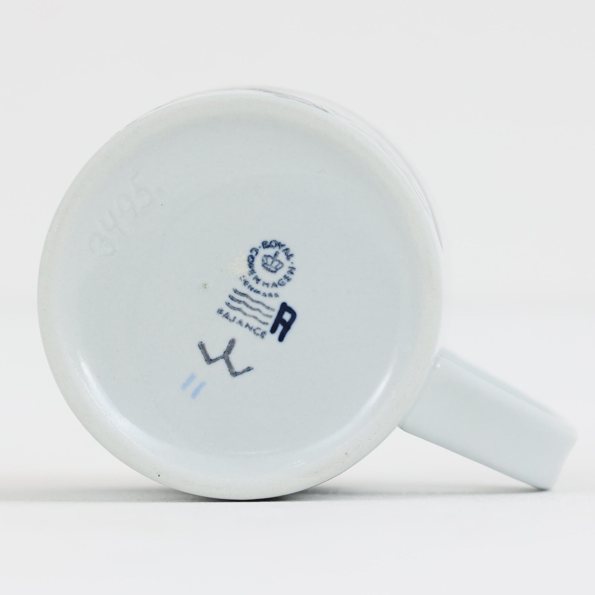 ロイヤルコペンハーゲンが誇る特別なコレクションであるイヤーマグ。1967年から2014年まで毎年制作され、その年のために選ばれたアーティストによってデザインされました。1986年までは熟練した職人によるハンドペイントで絵付けされており、手作業ならではの温かみと、一つひとつ異なる表情が魅力です。1987年以降はプリントで描かれるようになり、より洗練されたモダンなデザインが楽しめます。時代を超えて愛されるイヤーマグは、その年を彩ったアーティストの感性や、当時の時代背景を映し出す貴重なコレクションです。ご自身や大切な人の生まれた年のマグを探したり、記念の年を祝う特別なギフトとして選んだりするのも素敵です。