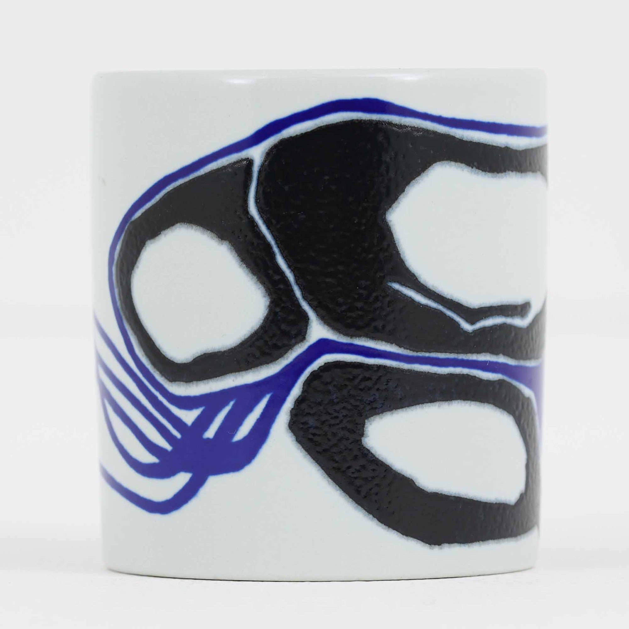 ロイヤルコペンハーゲンが誇る特別なコレクションであるイヤーマグ。1967年から2014年まで毎年制作され、その年のために選ばれたアーティストによってデザインされました。1986年までは熟練した職人によるハンドペイントで絵付けされており、手作業ならではの温かみと、一つひとつ異なる表情が魅力です。1987年以降はプリントで描かれるようになり、より洗練されたモダンなデザインが楽しめます。時代を超えて愛されるイヤーマグは、その年を彩ったアーティストの感性や、当時の時代背景を映し出す貴重なコレクションです。ご自身や大切な人の生まれた年のマグを探したり、記念の年を祝う特別なギフトとして選んだりするのも素敵です。