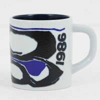 ロイヤルコペンハーゲンが誇る特別なコレクションであるイヤーマグ。1967年から2014年まで毎年制作され、その年のために選ばれたアーティストによってデザインされました。1986年までは熟練した職人によるハンドペイントで絵付けされており、手作業ならではの温かみと、一つひとつ異なる表情が魅力です。1987年以降はプリントで描かれるようになり、より洗練されたモダンなデザインが楽しめます。時代を超えて愛されるイヤーマグは、その年を彩ったアーティストの感性や、当時の時代背景を映し出す貴重なコレクションです。ご自身や大切な人の生まれた年のマグを探したり、記念の年を祝う特別なギフトとして選んだりするのも素敵です。