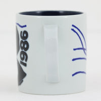 ロイヤルコペンハーゲンが誇る特別なコレクションであるイヤーマグ。1967年から2014年まで毎年制作され、その年のために選ばれたアーティストによってデザインされました。1986年までは熟練した職人によるハンドペイントで絵付けされており、手作業ならではの温かみと、一つひとつ異なる表情が魅力です。1987年以降はプリントで描かれるようになり、より洗練されたモダンなデザインが楽しめます。時代を超えて愛されるイヤーマグは、その年を彩ったアーティストの感性や、当時の時代背景を映し出す貴重なコレクションです。ご自身や大切な人の生まれた年のマグを探したり、記念の年を祝う特別なギフトとして選んだりするのも素敵です。