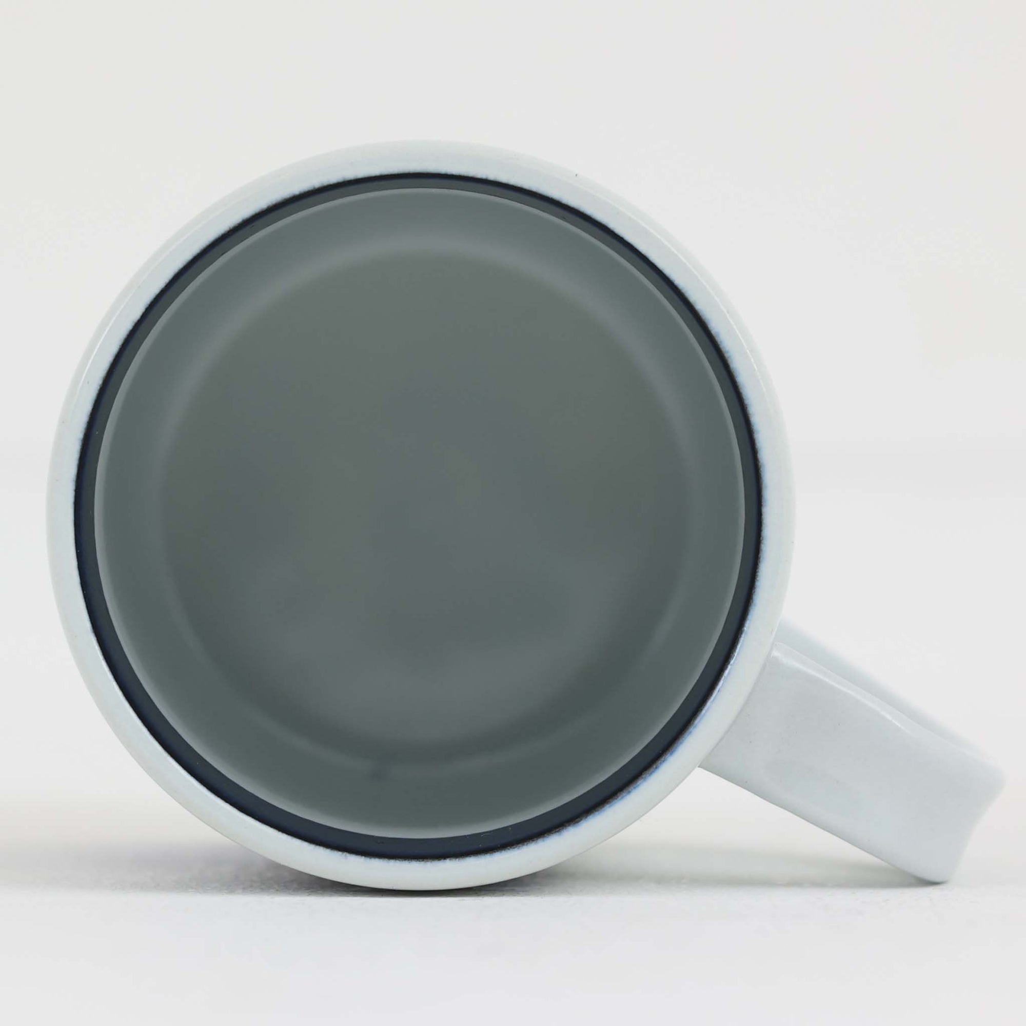 ロイヤルコペンハーゲンが誇る特別なコレクションであるイヤーマグ。1967年から2014年まで毎年制作され、その年のために選ばれたアーティストによってデザインされました。1986年までは熟練した職人によるハンドペイントで絵付けされており、手作業ならではの温かみと、一つひとつ異なる表情が魅力です。1987年以降はプリントで描かれるようになり、より洗練されたモダンなデザインが楽しめます。時代を超えて愛されるイヤーマグは、その年を彩ったアーティストの感性や、当時の時代背景を映し出す貴重なコレクションです。ご自身や大切な人の生まれた年のマグを探したり、記念の年を祝う特別なギフトとして選んだりするのも素敵です。