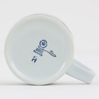 ロイヤルコペンハーゲンが誇る特別なコレクションであるイヤーマグ。1967年から2014年まで毎年制作され、その年のために選ばれたアーティストによってデザインされました。1986年までは熟練した職人によるハンドペイントで絵付けされており、手作業ならではの温かみと、一つひとつ異なる表情が魅力です。1987年以降はプリントで描かれるようになり、より洗練されたモダンなデザインが楽しめます。時代を超えて愛されるイヤーマグは、その年を彩ったアーティストの感性や、当時の時代背景を映し出す貴重なコレクションです。ご自身や大切な人の生まれた年のマグを探したり、記念の年を祝う特別なギフトとして選んだりするのも素敵です。