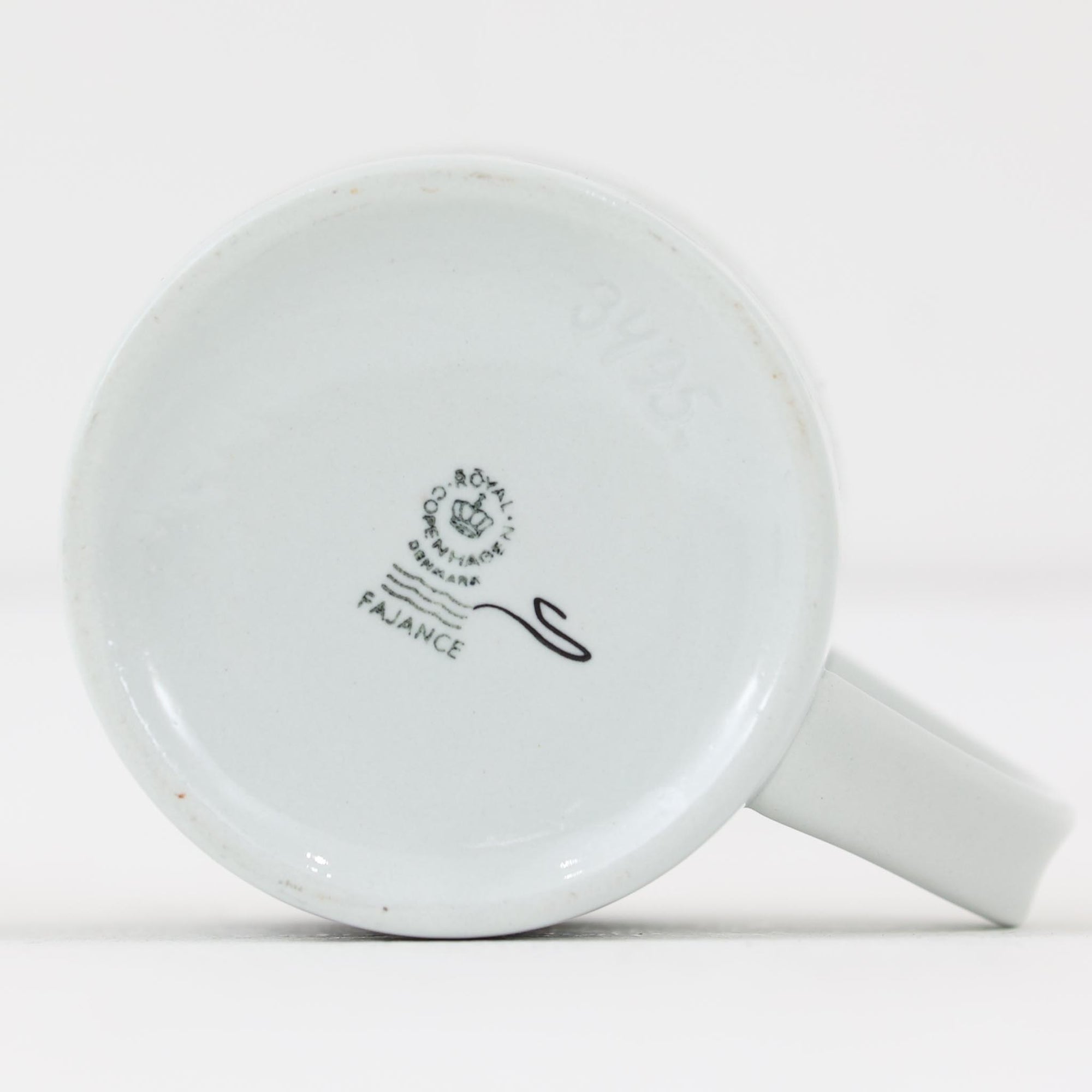 ロイヤルコペンハーゲンが誇る特別なコレクションであるイヤーマグ。1967年から2014年まで毎年制作され、その年のために選ばれたアーティストによってデザインされました。1986年までは熟練した職人によるハンドペイントで絵付けされており、手作業ならではの温かみと、一つひとつ異なる表情が魅力です。1987年以降はプリントで描かれるようになり、より洗練されたモダンなデザインが楽しめます。時代を超えて愛されるイヤーマグは、その年を彩ったアーティストの感性や、当時の時代背景を映し出す貴重なコレクションです。ご自身や大切な人の生まれた年のマグを探したり、記念の年を祝う特別なギフトとして選んだりするのも素敵です。