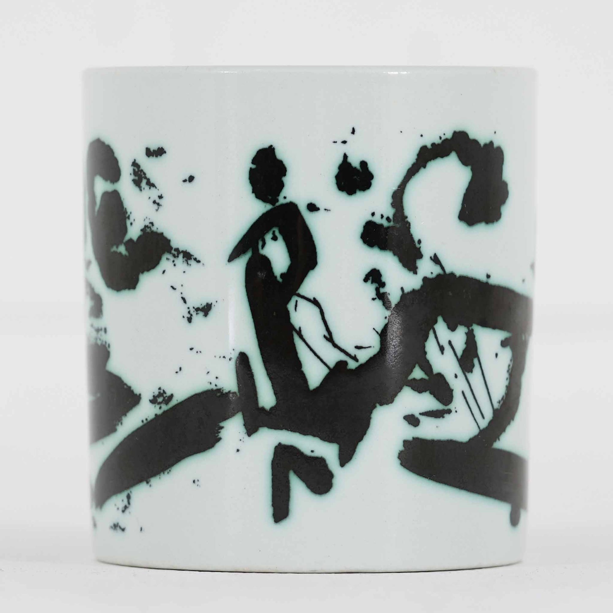 ロイヤルコペンハーゲンが誇る特別なコレクションであるイヤーマグ。1967年から2014年まで毎年制作され、その年のために選ばれたアーティストによってデザインされました。1986年までは熟練した職人によるハンドペイントで絵付けされており、手作業ならではの温かみと、一つひとつ異なる表情が魅力です。1987年以降はプリントで描かれるようになり、より洗練されたモダンなデザインが楽しめます。時代を超えて愛されるイヤーマグは、その年を彩ったアーティストの感性や、当時の時代背景を映し出す貴重なコレクションです。ご自身や大切な人の生まれた年のマグを探したり、記念の年を祝う特別なギフトとして選んだりするのも素敵です。