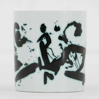 ロイヤルコペンハーゲンが誇る特別なコレクションであるイヤーマグ。1967年から2014年まで毎年制作され、その年のために選ばれたアーティストによってデザインされました。1986年までは熟練した職人によるハンドペイントで絵付けされており、手作業ならではの温かみと、一つひとつ異なる表情が魅力です。1987年以降はプリントで描かれるようになり、より洗練されたモダンなデザインが楽しめます。時代を超えて愛されるイヤーマグは、その年を彩ったアーティストの感性や、当時の時代背景を映し出す貴重なコレクションです。ご自身や大切な人の生まれた年のマグを探したり、記念の年を祝う特別なギフトとして選んだりするのも素敵です。