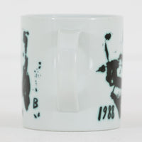 ロイヤルコペンハーゲンが誇る特別なコレクションであるイヤーマグ。1967年から2014年まで毎年制作され、その年のために選ばれたアーティストによってデザインされました。1986年までは熟練した職人によるハンドペイントで絵付けされており、手作業ならではの温かみと、一つひとつ異なる表情が魅力です。1987年以降はプリントで描かれるようになり、より洗練されたモダンなデザインが楽しめます。時代を超えて愛されるイヤーマグは、その年を彩ったアーティストの感性や、当時の時代背景を映し出す貴重なコレクションです。ご自身や大切な人の生まれた年のマグを探したり、記念の年を祝う特別なギフトとして選んだりするのも素敵です。