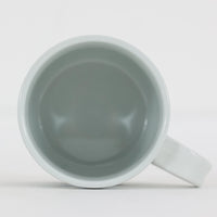 ロイヤルコペンハーゲンが誇る特別なコレクションであるイヤーマグ。1967年から2014年まで毎年制作され、その年のために選ばれたアーティストによってデザインされました。1986年までは熟練した職人によるハンドペイントで絵付けされており、手作業ならではの温かみと、一つひとつ異なる表情が魅力です。1987年以降はプリントで描かれるようになり、より洗練されたモダンなデザインが楽しめます。時代を超えて愛されるイヤーマグは、その年を彩ったアーティストの感性や、当時の時代背景を映し出す貴重なコレクションです。ご自身や大切な人の生まれた年のマグを探したり、記念の年を祝う特別なギフトとして選んだりするのも素敵です。