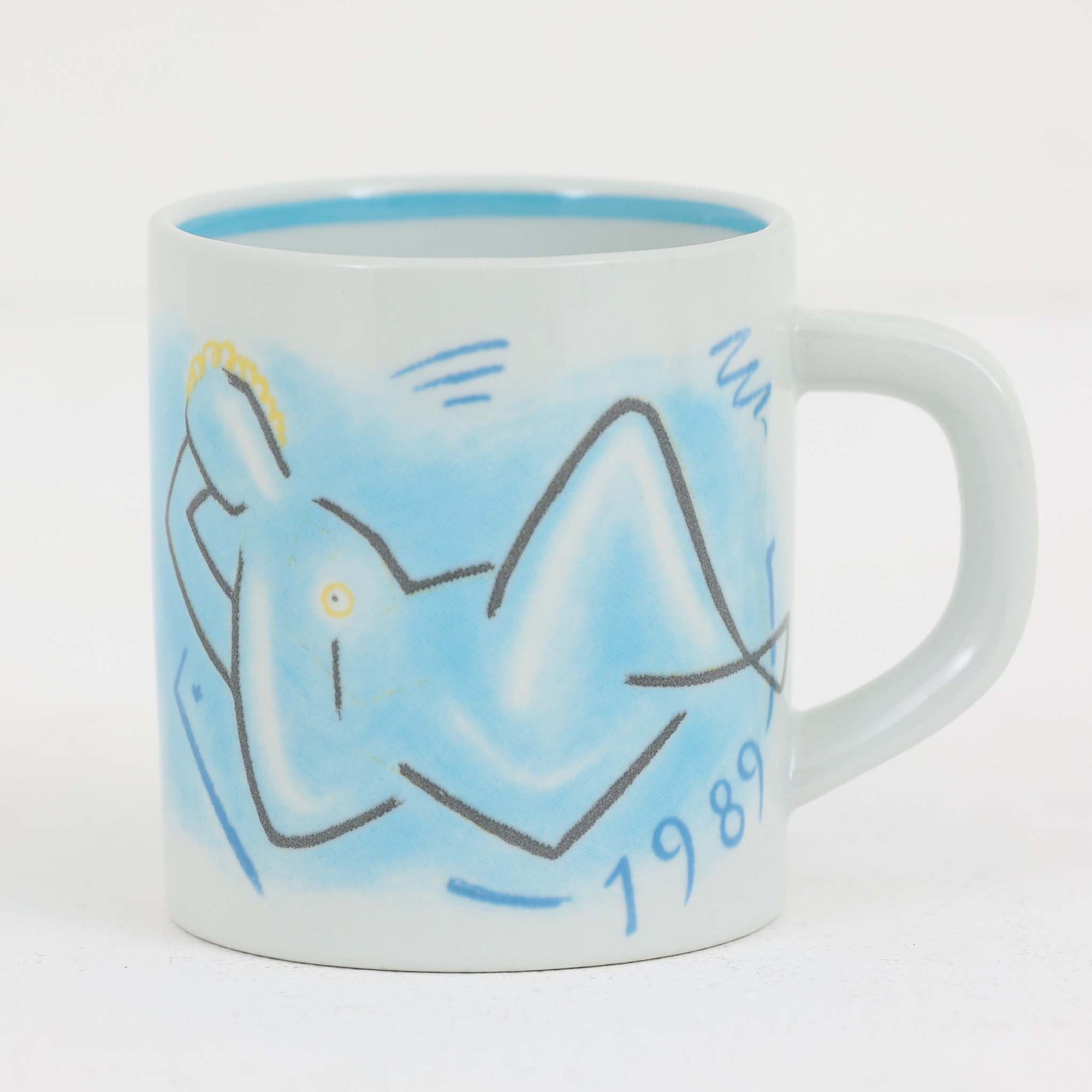 ロイヤルコペンハーゲンが誇る特別なコレクションであるイヤーマグ。1967年から2014年まで毎年制作され、その年のために選ばれたアーティストによってデザインされました。1986年までは熟練した職人によるハンドペイントで絵付けされており、手作業ならではの温かみと、一つひとつ異なる表情が魅力です。1987年以降はプリントで描かれるようになり、より洗練されたモダンなデザインが楽しめます。時代を超えて愛されるイヤーマグは、その年を彩ったアーティストの感性や、当時の時代背景を映し出す貴重なコレクションです。ご自身や大切な人の生まれた年のマグを探したり、記念の年を祝う特別なギフトとして選んだりするのも素敵です。