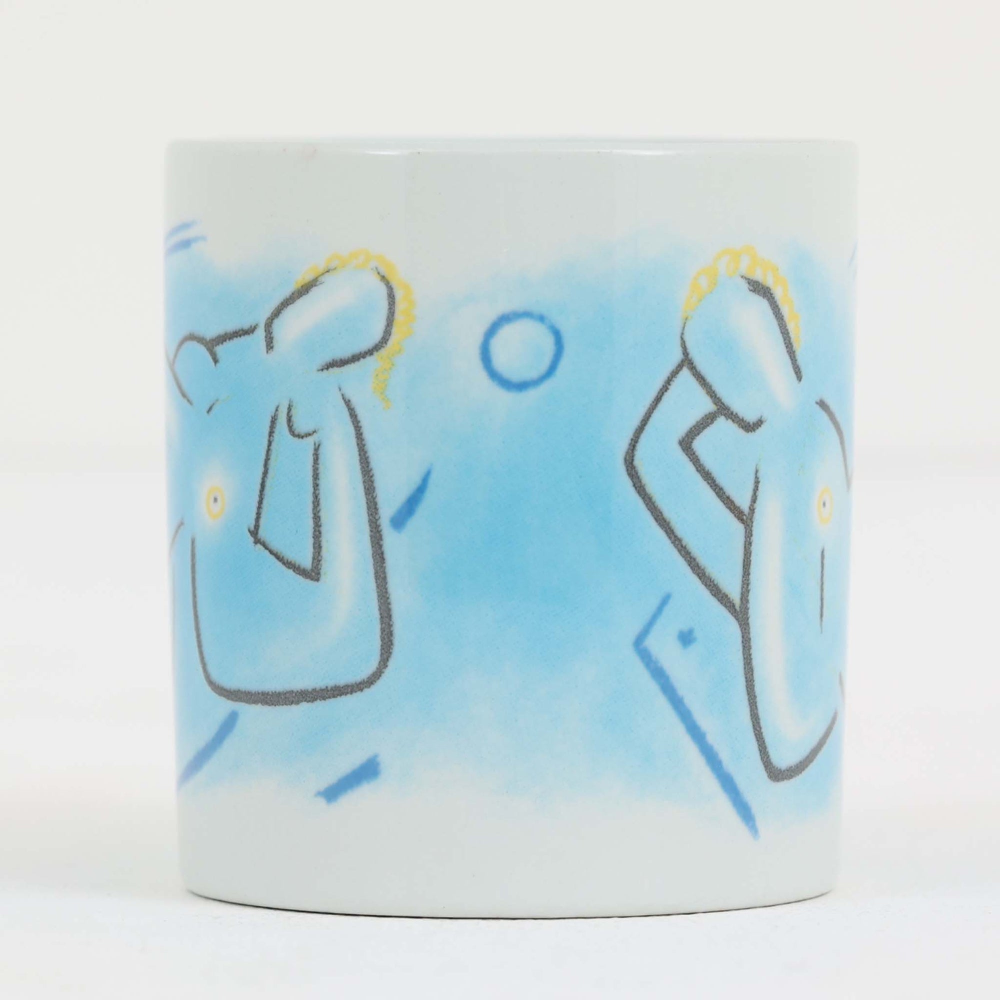 ロイヤルコペンハーゲンが誇る特別なコレクションであるイヤーマグ。1967年から2014年まで毎年制作され、その年のために選ばれたアーティストによってデザインされました。1986年までは熟練した職人によるハンドペイントで絵付けされており、手作業ならではの温かみと、一つひとつ異なる表情が魅力です。1987年以降はプリントで描かれるようになり、より洗練されたモダンなデザインが楽しめます。時代を超えて愛されるイヤーマグは、その年を彩ったアーティストの感性や、当時の時代背景を映し出す貴重なコレクションです。ご自身や大切な人の生まれた年のマグを探したり、記念の年を祝う特別なギフトとして選んだりするのも素敵です。