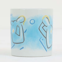 ロイヤルコペンハーゲンが誇る特別なコレクションであるイヤーマグ。1967年から2014年まで毎年制作され、その年のために選ばれたアーティストによってデザインされました。1986年までは熟練した職人によるハンドペイントで絵付けされており、手作業ならではの温かみと、一つひとつ異なる表情が魅力です。1987年以降はプリントで描かれるようになり、より洗練されたモダンなデザインが楽しめます。時代を超えて愛されるイヤーマグは、その年を彩ったアーティストの感性や、当時の時代背景を映し出す貴重なコレクションです。ご自身や大切な人の生まれた年のマグを探したり、記念の年を祝う特別なギフトとして選んだりするのも素敵です。