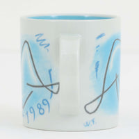 ロイヤルコペンハーゲンが誇る特別なコレクションであるイヤーマグ。1967年から2014年まで毎年制作され、その年のために選ばれたアーティストによってデザインされました。1986年までは熟練した職人によるハンドペイントで絵付けされており、手作業ならではの温かみと、一つひとつ異なる表情が魅力です。1987年以降はプリントで描かれるようになり、より洗練されたモダンなデザインが楽しめます。時代を超えて愛されるイヤーマグは、その年を彩ったアーティストの感性や、当時の時代背景を映し出す貴重なコレクションです。ご自身や大切な人の生まれた年のマグを探したり、記念の年を祝う特別なギフトとして選んだりするのも素敵です。