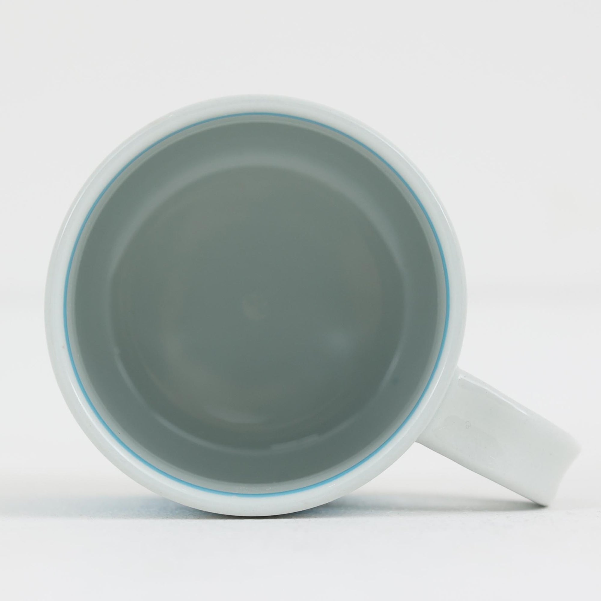 ロイヤルコペンハーゲンが誇る特別なコレクションであるイヤーマグ。1967年から2014年まで毎年制作され、その年のために選ばれたアーティストによってデザインされました。1986年までは熟練した職人によるハンドペイントで絵付けされており、手作業ならではの温かみと、一つひとつ異なる表情が魅力です。1987年以降はプリントで描かれるようになり、より洗練されたモダンなデザインが楽しめます。時代を超えて愛されるイヤーマグは、その年を彩ったアーティストの感性や、当時の時代背景を映し出す貴重なコレクションです。ご自身や大切な人の生まれた年のマグを探したり、記念の年を祝う特別なギフトとして選んだりするのも素敵です。