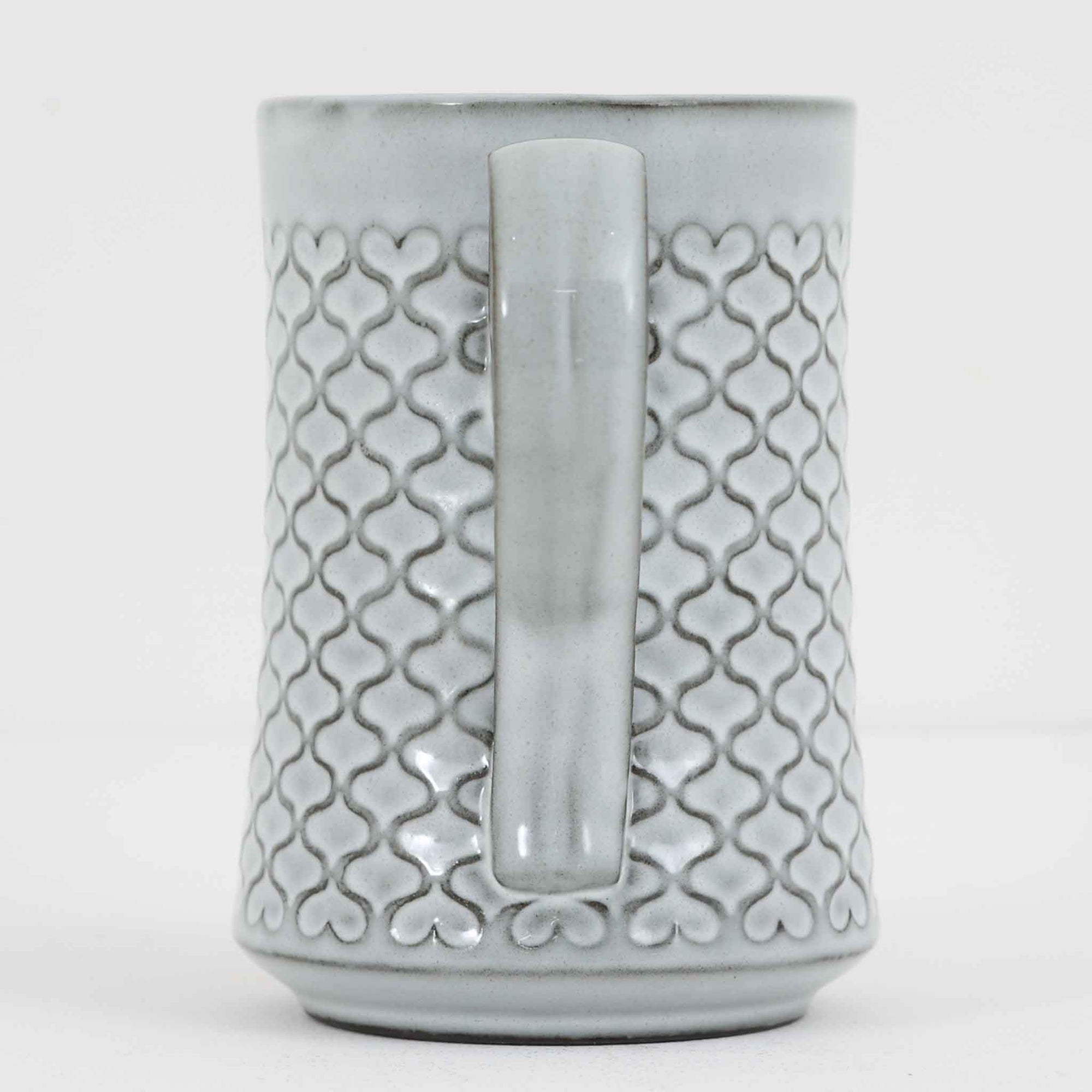 デンマークを代表するデザイナー、イェンス・H・クイストゴーによる「Cordial（コーディアル）」シリーズのヴィンテージ・ミルクジャグ（ピッチャー）です。1960年代にKronjydenから制作が始まったシリーズは、その後Nissen、Bing&amp;Grondahlと引き継がれ長く愛されたシリーズとなりました。淡いグレーのストーンウェアにハートを連想させる繊細な型押し模様が施されており、デンマークではスウェーデンやフィンランドの陶器メーカーと並んで今でも非常に人気のある商品となります。