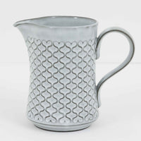 デンマークを代表するデザイナー、イェンス・H・クイストゴーによる「Cordial（コーディアル）」シリーズのヴィンテージ・ミルクジャグ（ピッチャー）です。1960年代にKronjydenから制作が始まったシリーズは、その後Nissen、Bing&Grondahlと引き継がれ長く愛されたシリーズとなりました。淡いグレーのストーンウェアにハートを連想させる繊細な型押し模様が施されており、デンマークではスウェーデンやフィンランドの陶器メーカーと並んで今でも非常に人気のある商品となります。