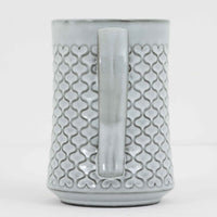 デンマークを代表するデザイナー、イェンス・H・クイストゴーによる「Cordial（コーディアル）」シリーズのヴィンテージ・ミルクジャグ（ピッチャー）です。1960年代にKronjydenから制作が始まったシリーズは、その後Nissen、Bing&Grondahlと引き継がれ長く愛されたシリーズとなりました。淡いグレーのストーンウェアにハートを連想させる繊細な型押し模様が施されており、デンマークではスウェーデンやフィンランドの陶器メーカーと並んで今でも非常に人気のある商品となります。