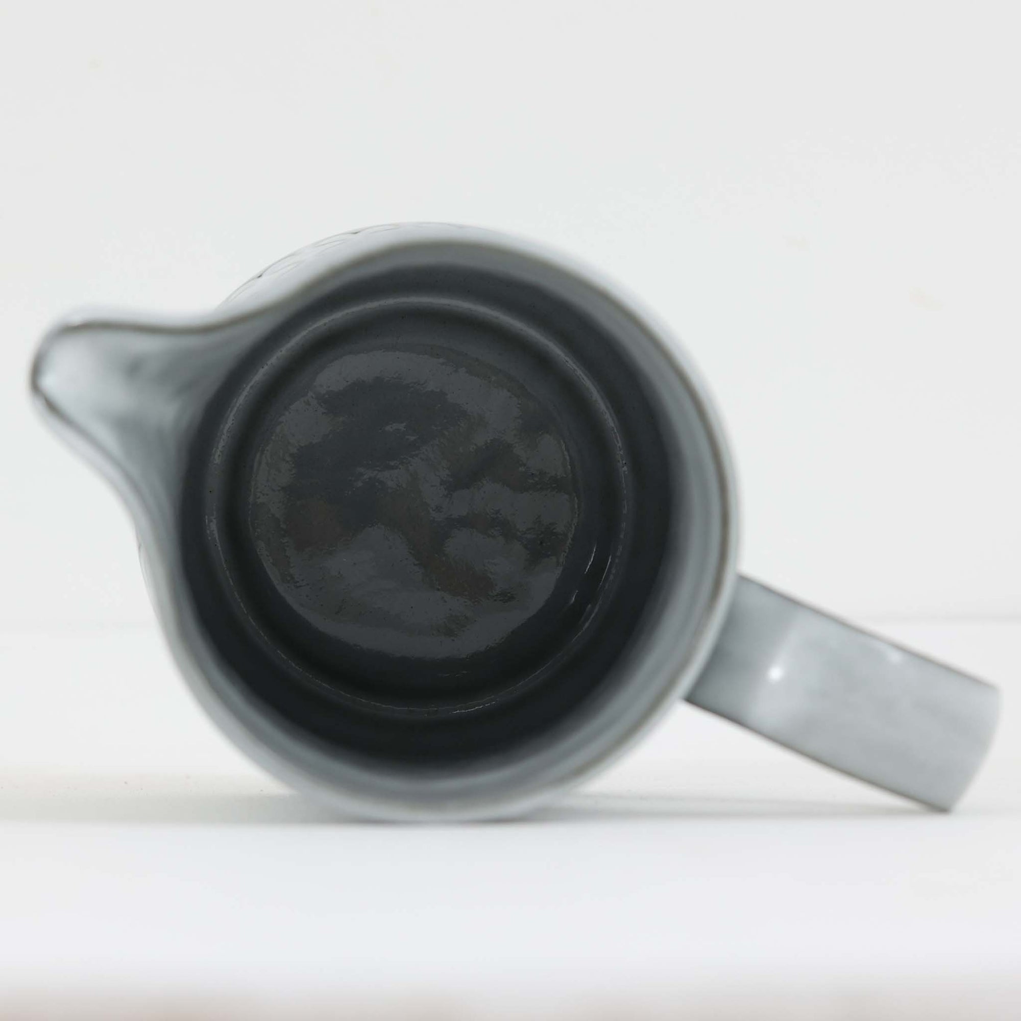 デンマークを代表するデザイナー、イェンス・H・クイストゴーによる「Cordial（コーディアル）」シリーズのヴィンテージ・ミルクジャグ（ピッチャー）です。1960年代にKronjydenから制作が始まったシリーズは、その後Nissen、Bing&amp;Grondahlと引き継がれ長く愛されたシリーズとなりました。淡いグレーのストーンウェアにハートを連想させる繊細な型押し模様が施されており、デンマークではスウェーデンやフィンランドの陶器メーカーと並んで今でも非常に人気のある商品となります。