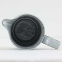 デンマークを代表するデザイナー、イェンス・H・クイストゴーによる「Cordial（コーディアル）」シリーズのヴィンテージ・ミルクジャグ（ピッチャー）です。1960年代にKronjydenから制作が始まったシリーズは、その後Nissen、Bing&Grondahlと引き継がれ長く愛されたシリーズとなりました。淡いグレーのストーンウェアにハートを連想させる繊細な型押し模様が施されており、デンマークではスウェーデンやフィンランドの陶器メーカーと並んで今でも非常に人気のある商品となります。