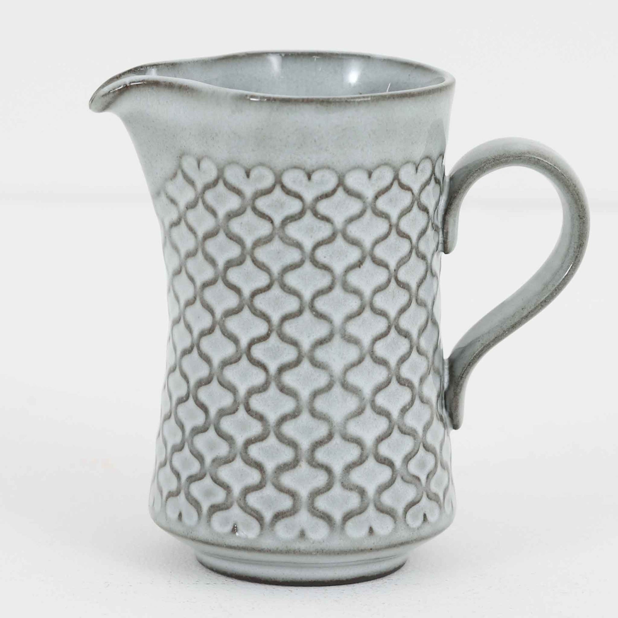 デンマークを代表するデザイナー、イェンス・H・クイストゴーによる「Cordial（コーディアル）」シリーズのヴィンテージクリーマーです。1960年代にKronjydenから制作が始まったシリーズは、その後Nissen、Bing&Grondahlと引き継がれ長く愛されたシリーズとなりました。ストーンウェアにハートを連想させる繊細な型押し模様が施されており、デンマークではスウェーデンやフィンランドの陶器メーカーと並んで今でも非常に人気のある商品となります。