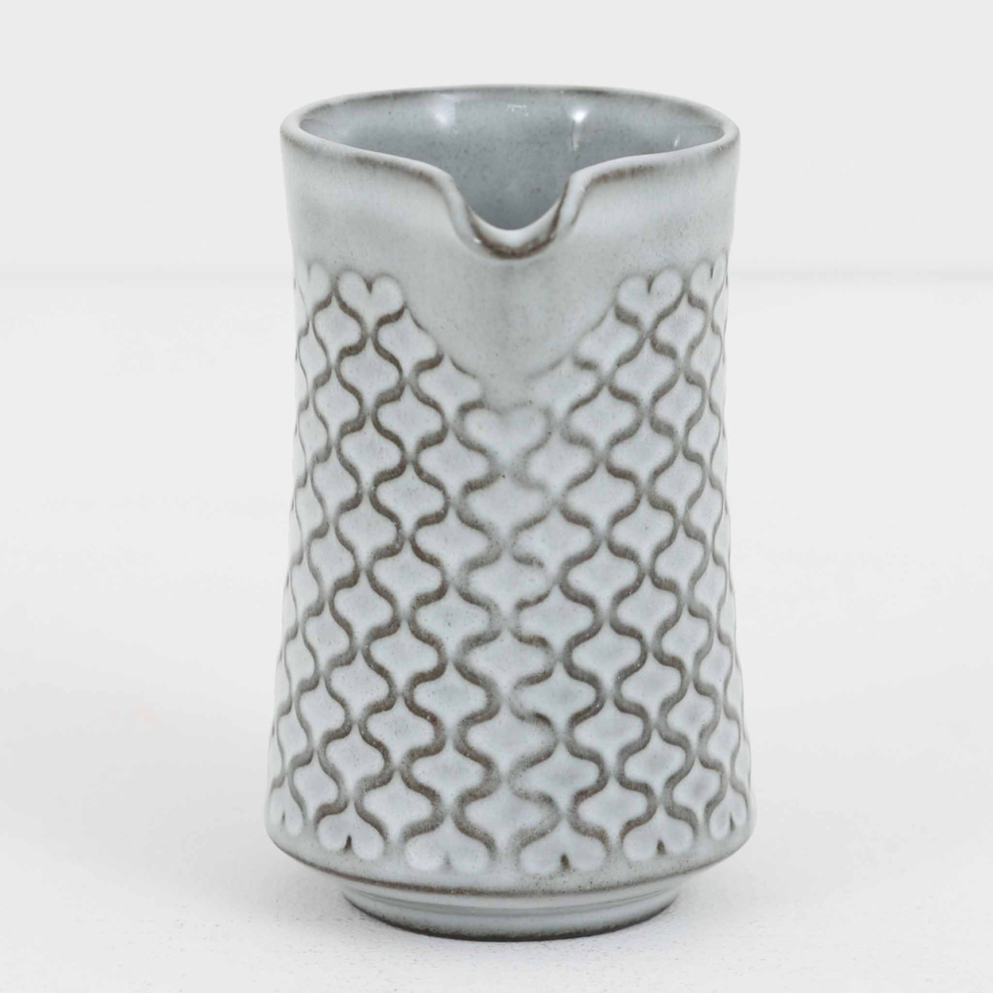 デンマークを代表するデザイナー、イェンス・H・クイストゴーによる「Cordial（コーディアル）」シリーズのヴィンテージクリーマーです。1960年代にKronjydenから制作が始まったシリーズは、その後Nissen、Bing&Grondahlと引き継がれ長く愛されたシリーズとなりました。ストーンウェアにハートを連想させる繊細な型押し模様が施されており、デンマークではスウェーデンやフィンランドの陶器メーカーと並んで今でも非常に人気のある商品となります。