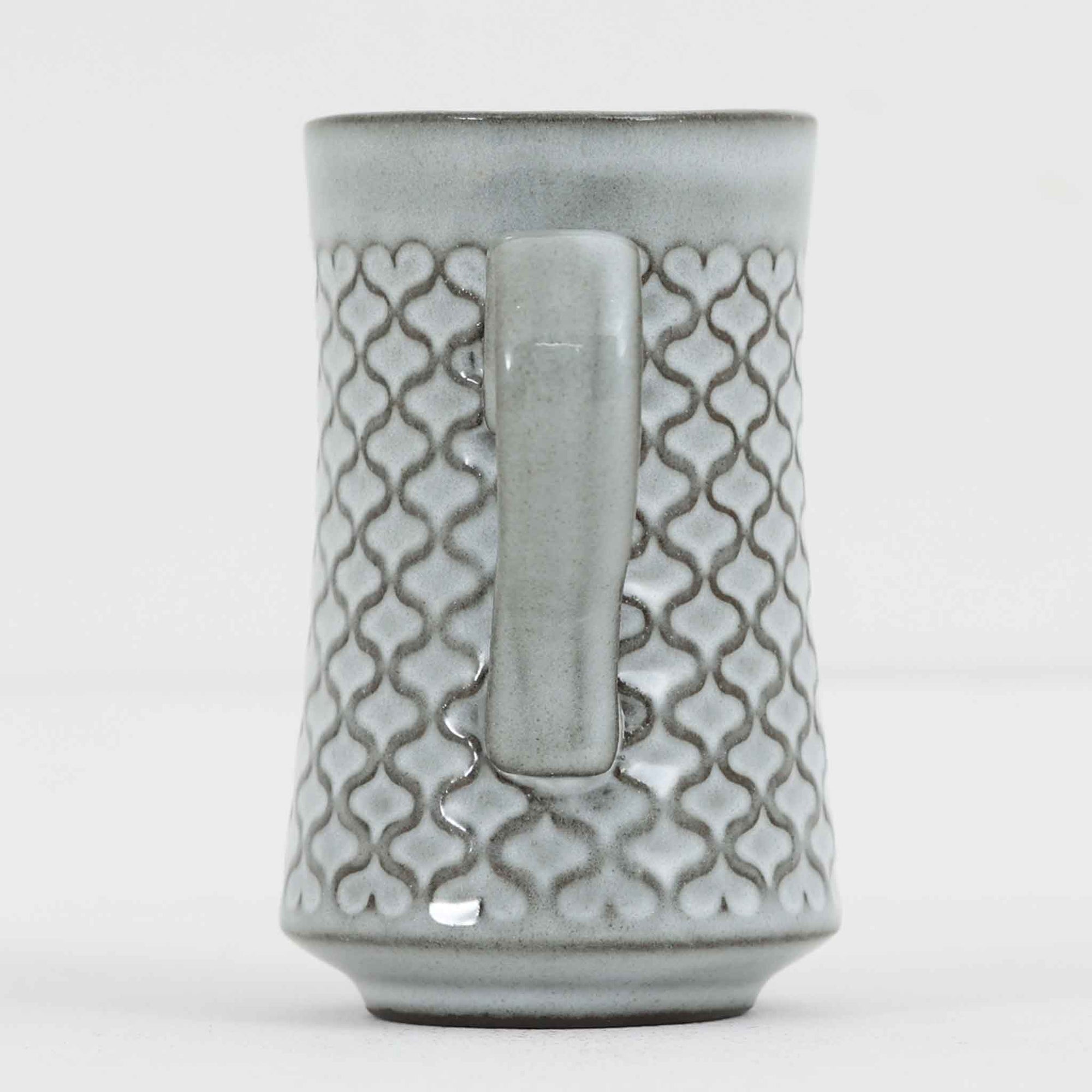 デンマークを代表するデザイナー、イェンス・H・クイストゴーによる「Cordial（コーディアル）」シリーズのヴィンテージクリーマーです。1960年代にKronjydenから制作が始まったシリーズは、その後Nissen、Bing&amp;Grondahlと引き継がれ長く愛されたシリーズとなりました。ストーンウェアにハートを連想させる繊細な型押し模様が施されており、デンマークではスウェーデンやフィンランドの陶器メーカーと並んで今でも非常に人気のある商品となります。