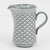 デンマークを代表するデザイナー、イェンス・H・クイストゴーによる「Cordial（コーディアル）」シリーズのヴィンテージクリーマーです。1960年代にKronjydenから制作が始まったシリーズは、その後Nissen、Bing&Grondahlと引き継がれ長く愛されたシリーズとなりました。ストーンウェアにハートを連想させる繊細な型押し模様が施されており、デンマークではスウェーデンやフィンランドの陶器メーカーと並んで今でも非常に人気のある商品となります。