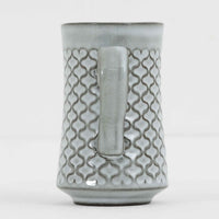 デンマークを代表するデザイナー、イェンス・H・クイストゴーによる「Cordial（コーディアル）」シリーズのヴィンテージクリーマーです。1960年代にKronjydenから制作が始まったシリーズは、その後Nissen、Bing&Grondahlと引き継がれ長く愛されたシリーズとなりました。ストーンウェアにハートを連想させる繊細な型押し模様が施されており、デンマークではスウェーデンやフィンランドの陶器メーカーと並んで今でも非常に人気のある商品となります。