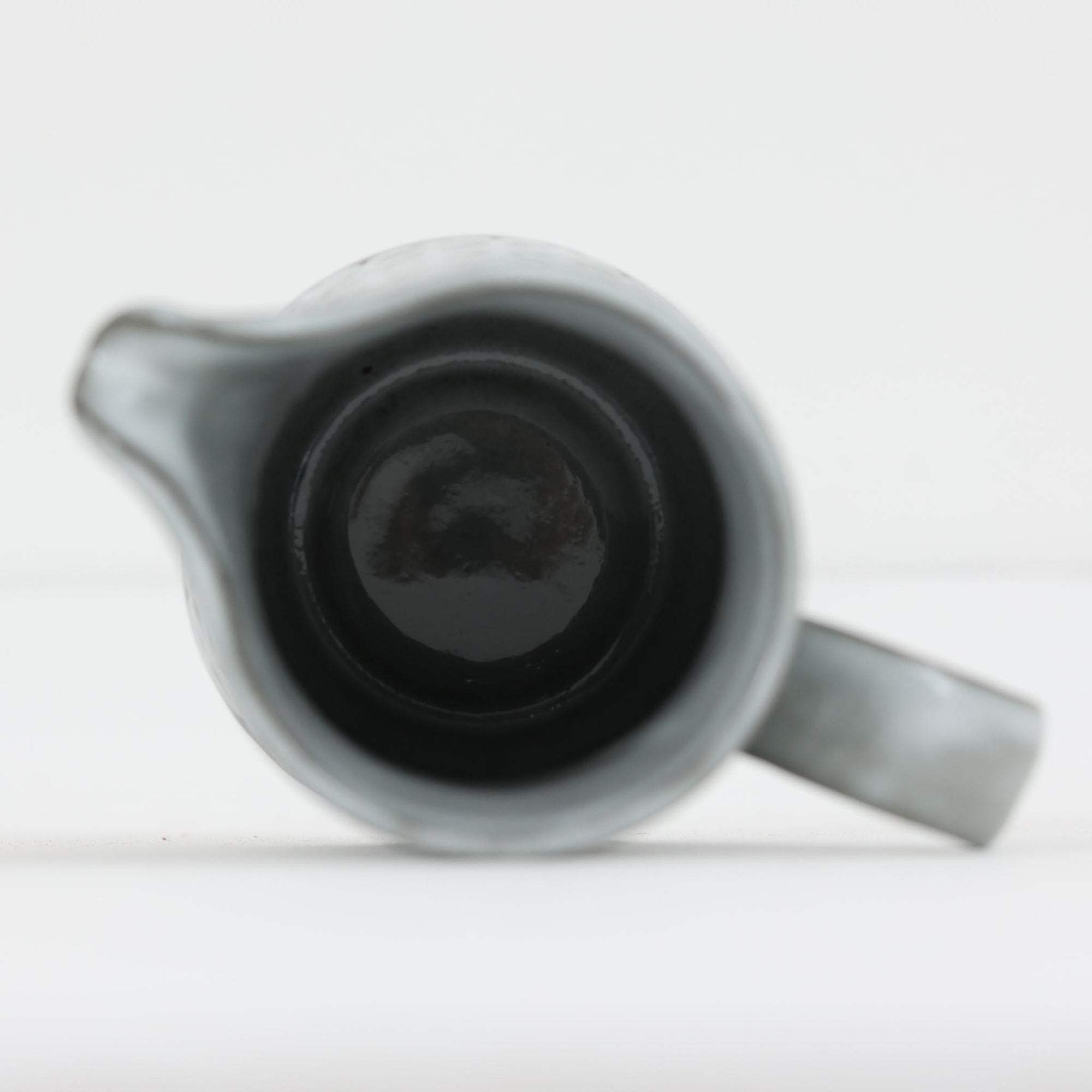 デンマークを代表するデザイナー、イェンス・H・クイストゴーによる「Cordial（コーディアル）」シリーズのヴィンテージクリーマーです。1960年代にKronjydenから制作が始まったシリーズは、その後Nissen、Bing&amp;Grondahlと引き継がれ長く愛されたシリーズとなりました。ストーンウェアにハートを連想させる繊細な型押し模様が施されており、デンマークではスウェーデンやフィンランドの陶器メーカーと並んで今でも非常に人気のある商品となります。