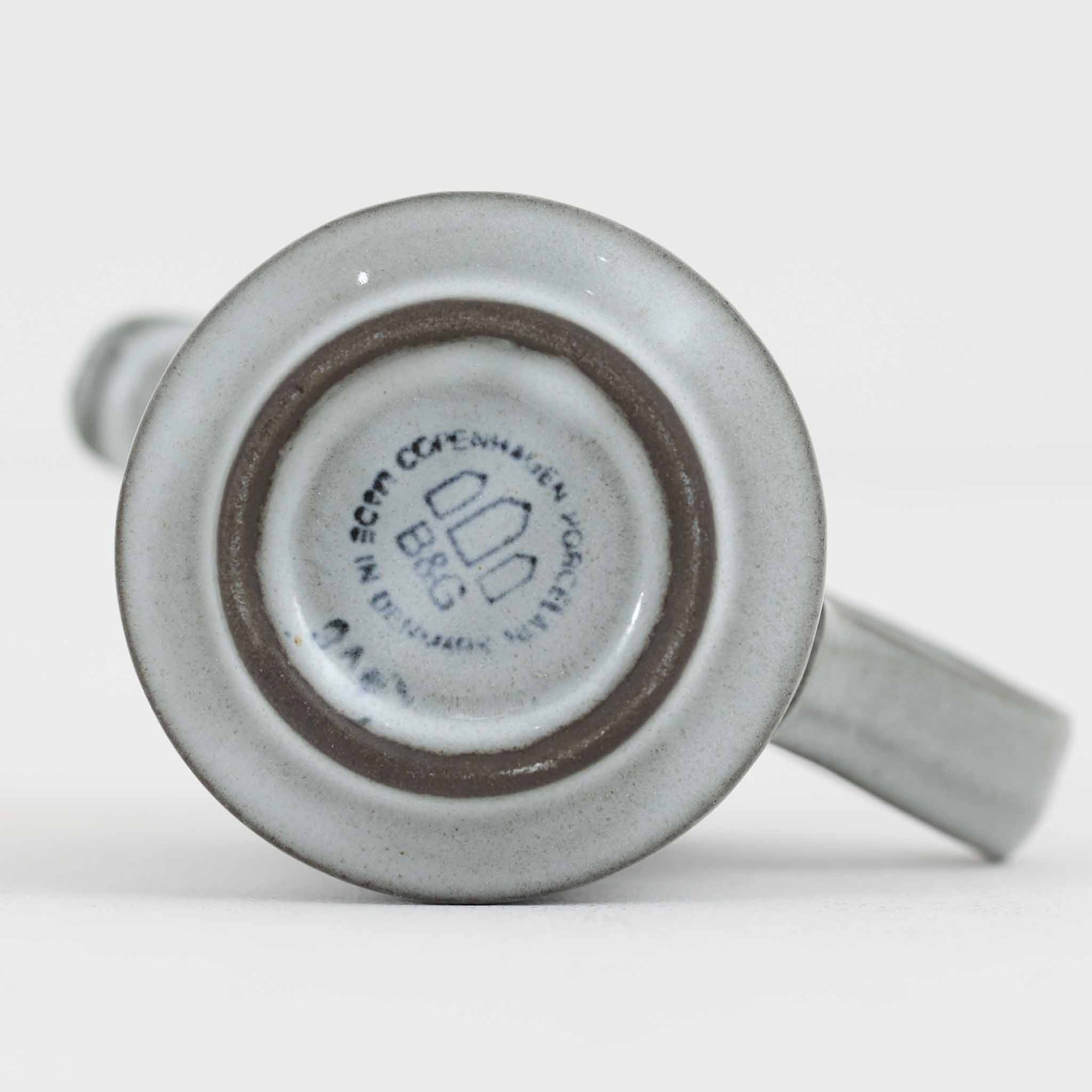 デンマークを代表するデザイナー、イェンス・H・クイストゴーによる「Cordial（コーディアル）」シリーズのヴィンテージクリーマーです。1960年代にKronjydenから制作が始まったシリーズは、その後Nissen、Bing&amp;Grondahlと引き継がれ長く愛されたシリーズとなりました。ストーンウェアにハートを連想させる繊細な型押し模様が施されており、デンマークではスウェーデンやフィンランドの陶器メーカーと並んで今でも非常に人気のある商品となります。