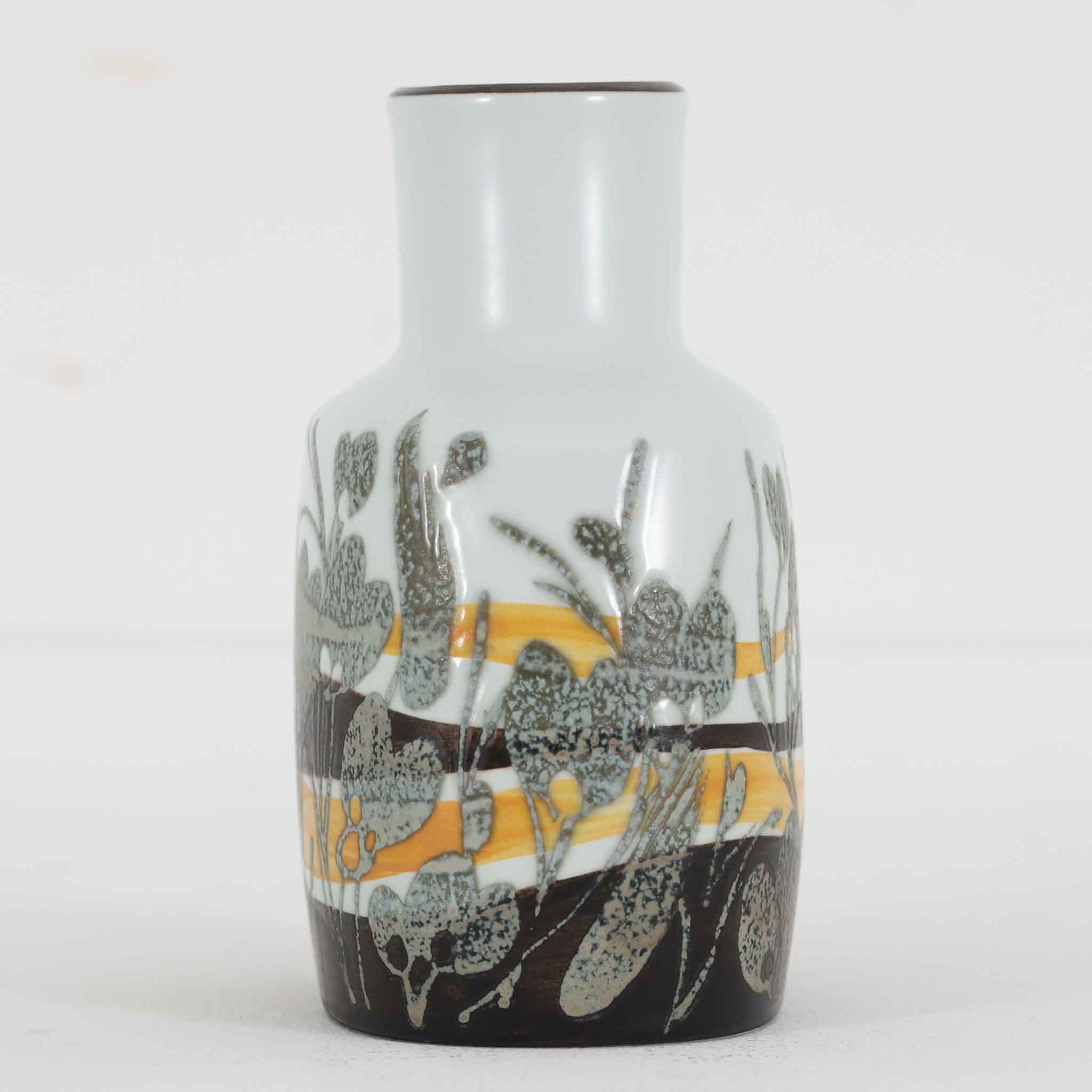 ロイヤルコペンハーゲンの名作「Baca（バッカ）」シリーズは、ニルス・トーソンやヨハンナ・ガーバー、エレン・マルマーなど複数のデザイナーによって1965年〜1990年代にかけ製造されたヴィンテージファイアンスの傑作。大胆なテクスチャーとシルクスクリーンプリントを組み合わせた意匠が特徴です。