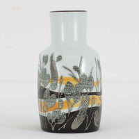 ロイヤルコペンハーゲンの名作「Baca（バッカ）」シリーズは、ニルス・トーソンやヨハンナ・ガーバー、エレン・マルマーなど複数のデザイナーによって1965年〜1990年代にかけ製造されたヴィンテージファイアンスの傑作。大胆なテクスチャーとシルクスクリーンプリントを組み合わせた意匠が特徴です。