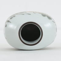 ロイヤルコペンハーゲンの名作「Baca（バッカ）」シリーズは、ニルス・トーソンやヨハンナ・ガーバー、エレン・マルマーなど複数のデザイナーによって1965年〜1990年代にかけ製造されたヴィンテージファイアンスの傑作。大胆なテクスチャーとシルクスクリーンプリントを組み合わせた意匠が特徴です。