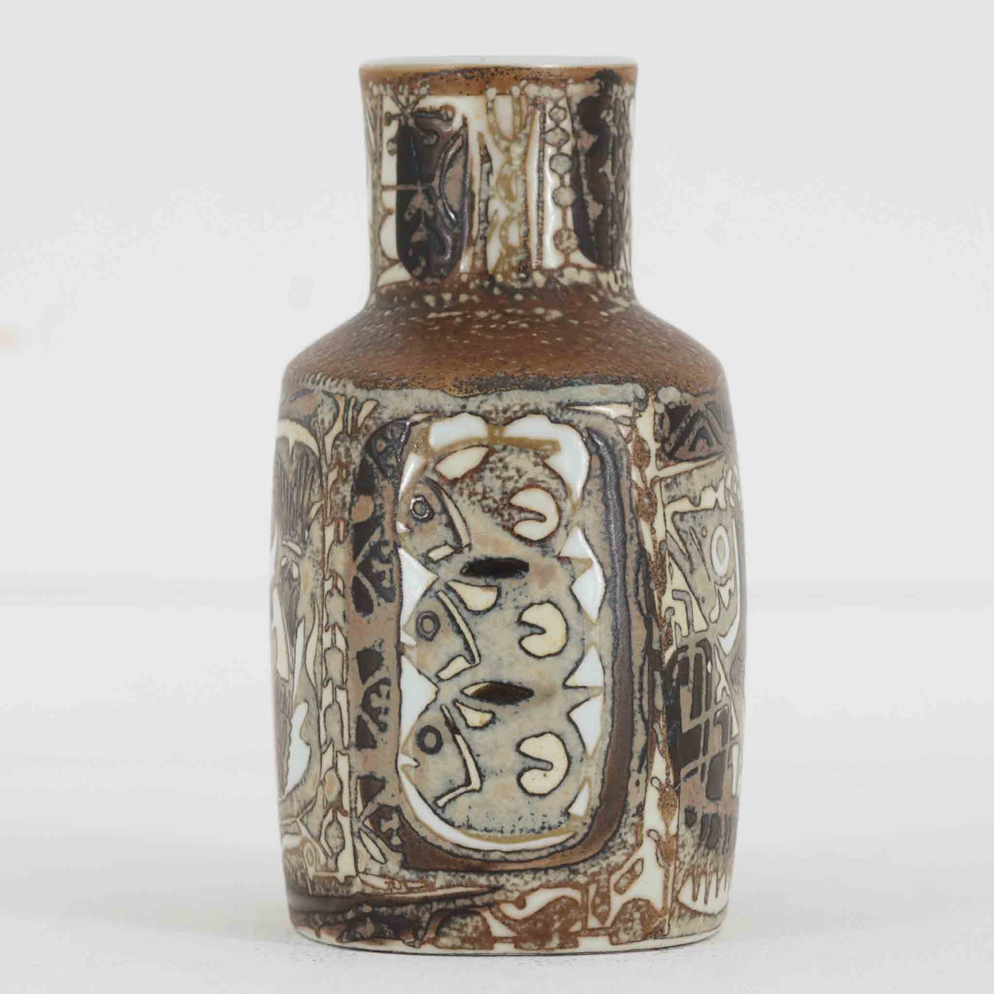 ロイヤルコペンハーゲンの名作「Baca（バッカ）」シリーズは、ニルス・トーソンやヨハンナ・ガーバー、エレン・マルマーなど複数のデザイナーによって1965年〜1990年代にかけ製造されたヴィンテージファイアンスの傑作。大胆なテクスチャーとシルクスクリーンプリントを組み合わせた意匠が特徴です。