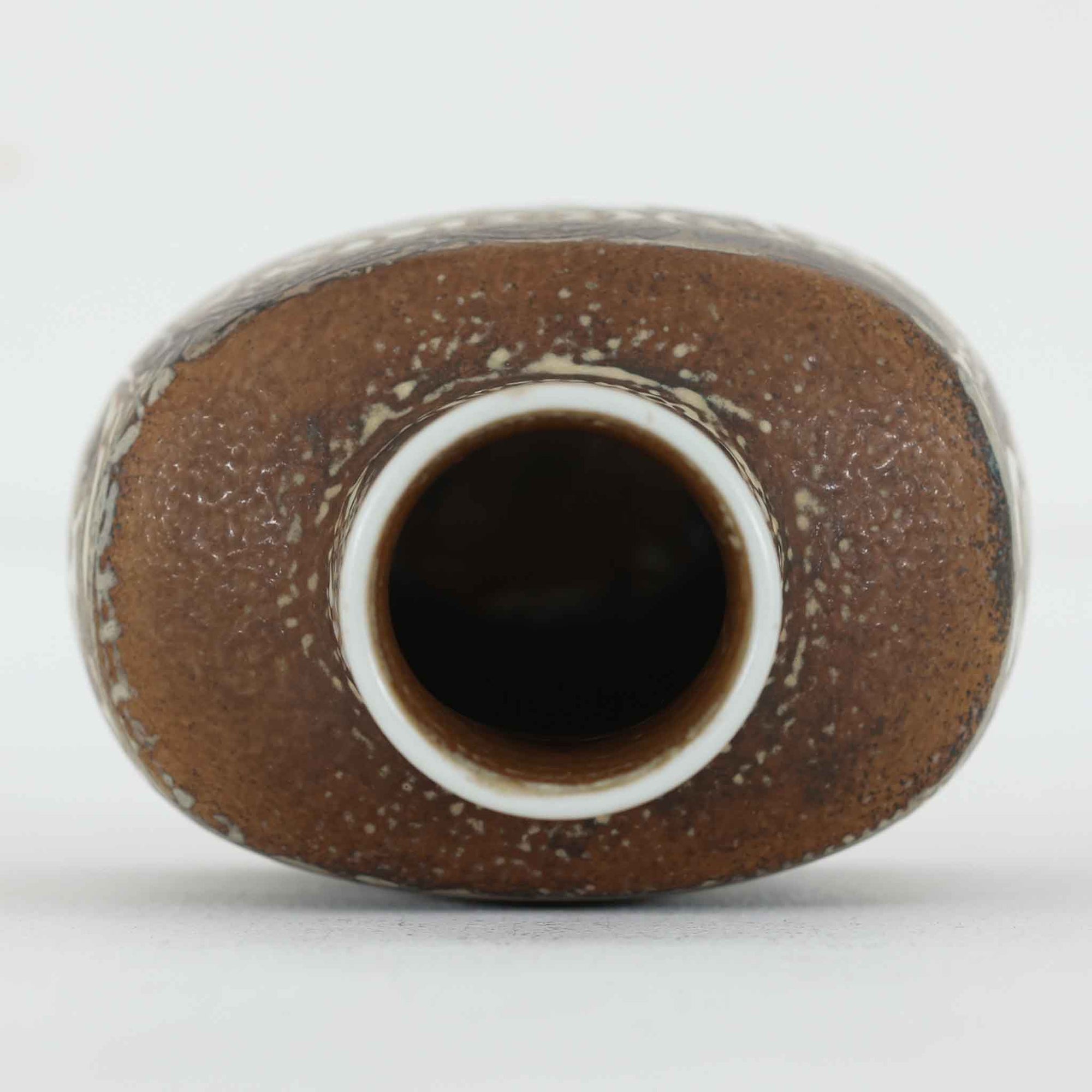 ロイヤルコペンハーゲンの名作「Baca（バッカ）」シリーズは、ニルス・トーソンやヨハンナ・ガーバー、エレン・マルマーなど複数のデザイナーによって1965年〜1990年代にかけ製造されたヴィンテージファイアンスの傑作。大胆なテクスチャーとシルクスクリーンプリントを組み合わせた意匠が特徴です。