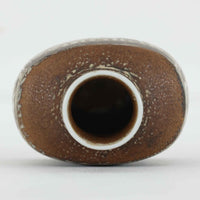 ロイヤルコペンハーゲンの名作「Baca（バッカ）」シリーズは、ニルス・トーソンやヨハンナ・ガーバー、エレン・マルマーなど複数のデザイナーによって1965年〜1990年代にかけ製造されたヴィンテージファイアンスの傑作。大胆なテクスチャーとシルクスクリーンプリントを組み合わせた意匠が特徴です。