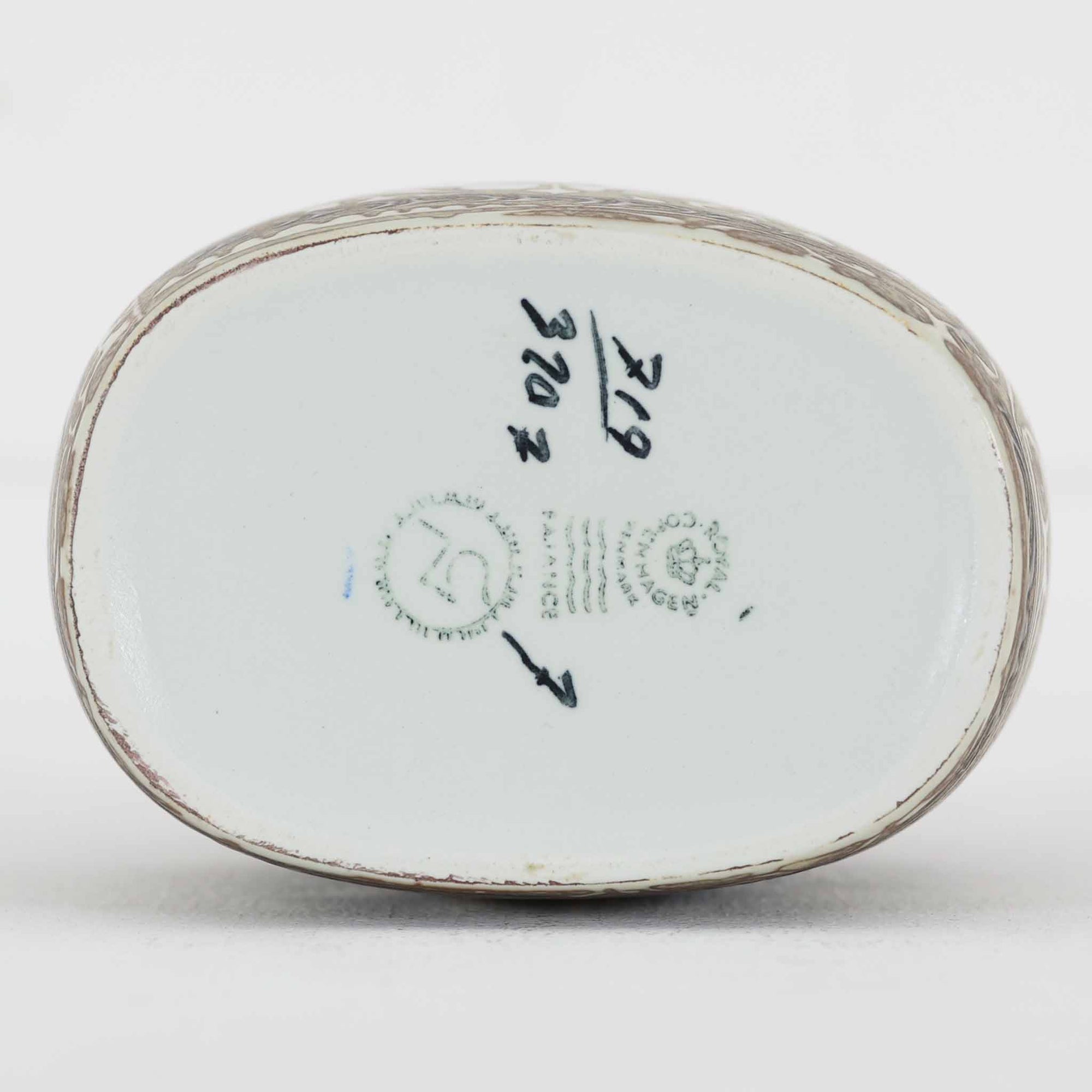 ロイヤルコペンハーゲンの名作「Baca（バッカ）」シリーズは、ニルス・トーソンやヨハンナ・ガーバー、エレン・マルマーなど複数のデザイナーによって1965年〜1990年代にかけ製造されたヴィンテージファイアンスの傑作。大胆なテクスチャーとシルクスクリーンプリントを組み合わせた意匠が特徴です。