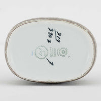 ロイヤルコペンハーゲンの名作「Baca（バッカ）」シリーズは、ニルス・トーソンやヨハンナ・ガーバー、エレン・マルマーなど複数のデザイナーによって1965年〜1990年代にかけ製造されたヴィンテージファイアンスの傑作。大胆なテクスチャーとシルクスクリーンプリントを組み合わせた意匠が特徴です。