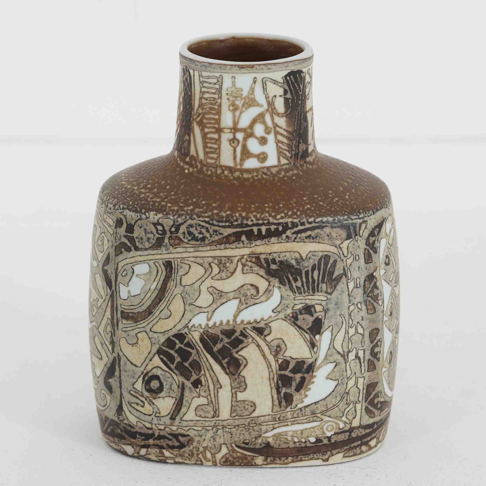 ロイヤルコペンハーゲンの名作「Baca（バッカ）」シリーズは、ニルス・トーソンやヨハンナ・ガーバー、エレン・マルマーなど複数のデザイナーによって1965年〜1990年代にかけ製造されたヴィンテージファイアンスの傑作。大胆なテクスチャーとシルクスクリーンプリントを組み合わせた意匠が特徴です。