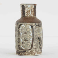 ロイヤルコペンハーゲンの名作「Baca（バッカ）」シリーズは、ニルス・トーソンやヨハンナ・ガーバー、エレン・マルマーなど複数のデザイナーによって1965年〜1990年代にかけ製造されたヴィンテージファイアンスの傑作。大胆なテクスチャーとシルクスクリーンプリントを組み合わせた意匠が特徴です。